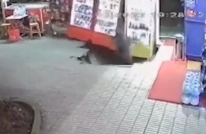 Kadıköy’de Bina Önünde Korkutan Çökme Kamerada