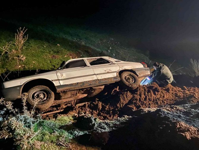 Kahta’da Otomobil Şarampole Devrildi: 3 Kişi Yaralandı