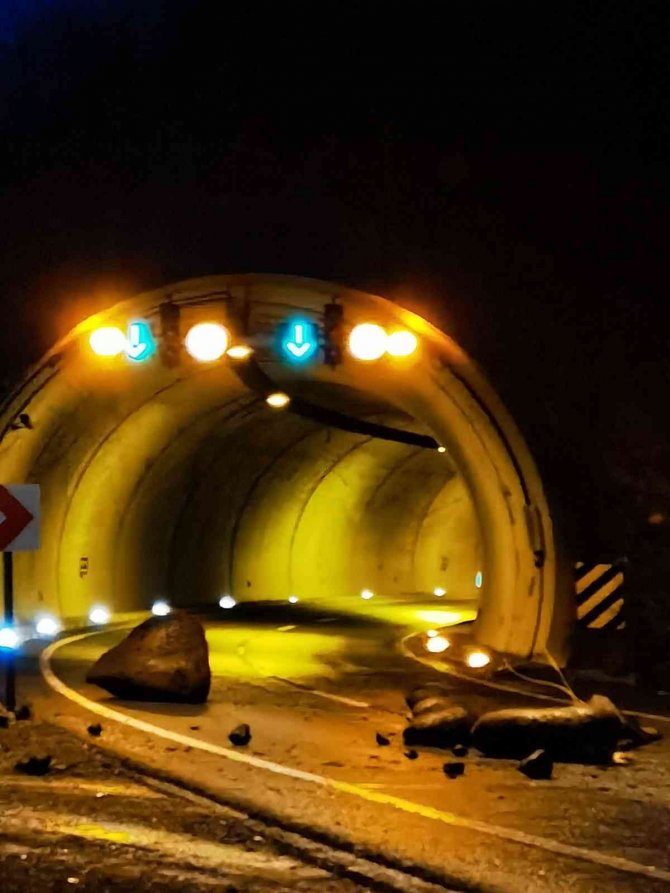 Karayoluna Düşen Taş Ve Kayalar Yolu Ulaşıma Kapattı