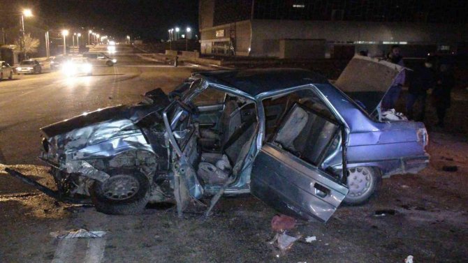 Karaman’da Hafif Ticari Araç İle Otomobil Çarpıştı: 9 Yaralı