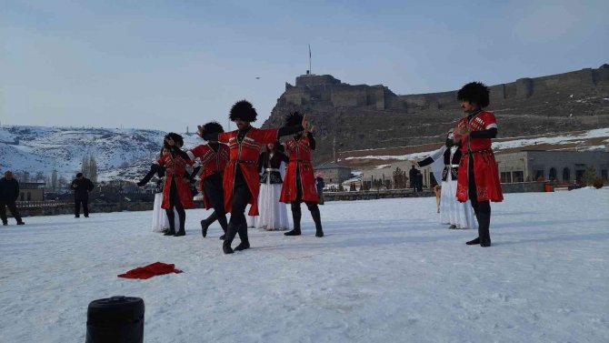 Kars’ta ‘Kafkas Dansı’ Karla Buluştu