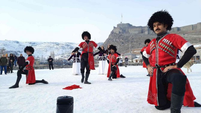 Kars’ta ‘Kafkas Dansı’ Karla Buluştu