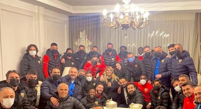 Kayserispor Galibiyeti Başkana Hediye Etti