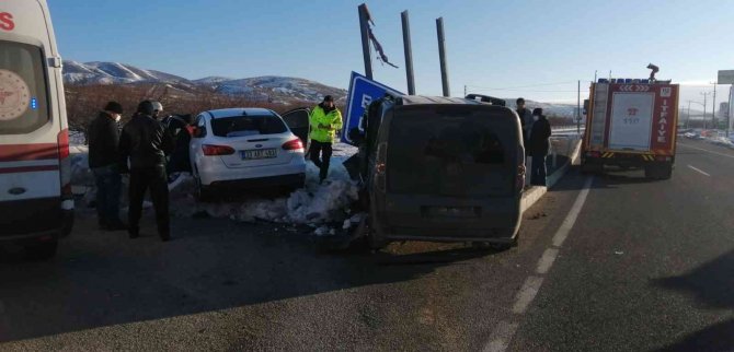 İ̇ki Araç Çarpıştı, 4 Kişi Yaralandı