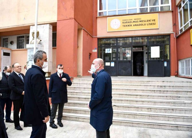 Bakan Özer, Zonguldak’ta Okullarda İncelemelerde Bulundu