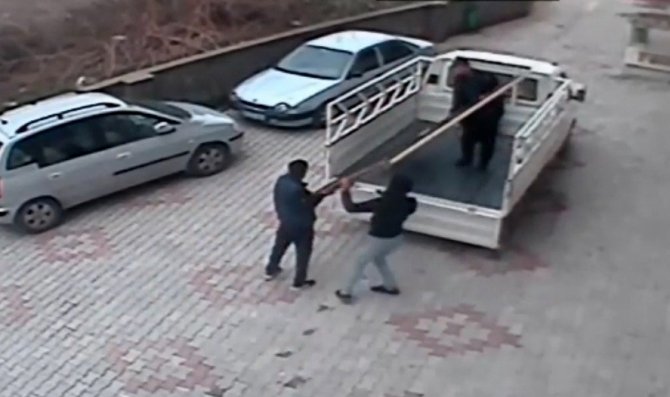 Nakliyeci Tutup Güpegündüz Alüminyum Çerçeveleri Çaldılar