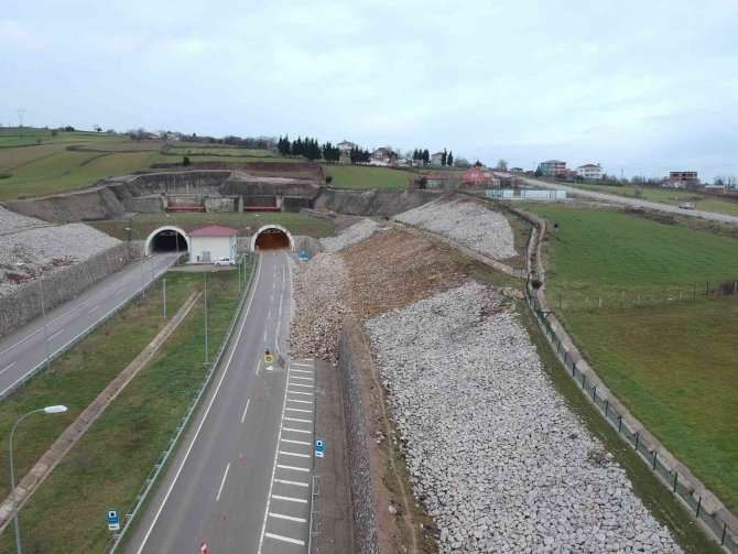 Sinop’ta Heyelan İstinat Duvarını Yıktı