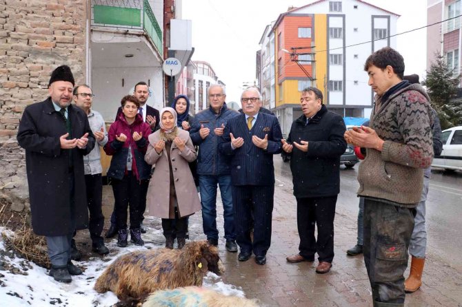 Yağan Kar İçin Şükür Kurbanı Kestiler