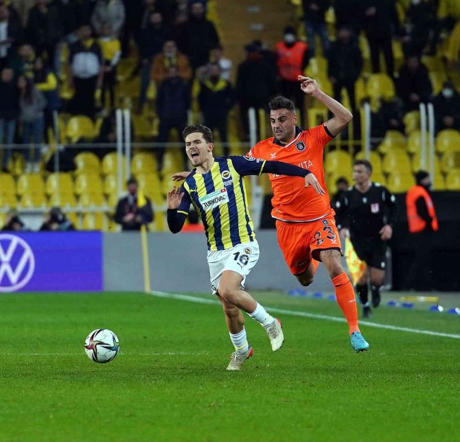Spor Toto Süper Lig: Fenerbahçe: 0 - Medipol Başakşehir: 0 (İ̇lk Yarı)