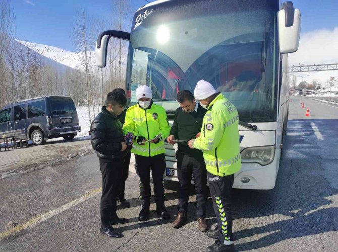 Polisten Sürücü Ve Yolculara Bilgilendirme