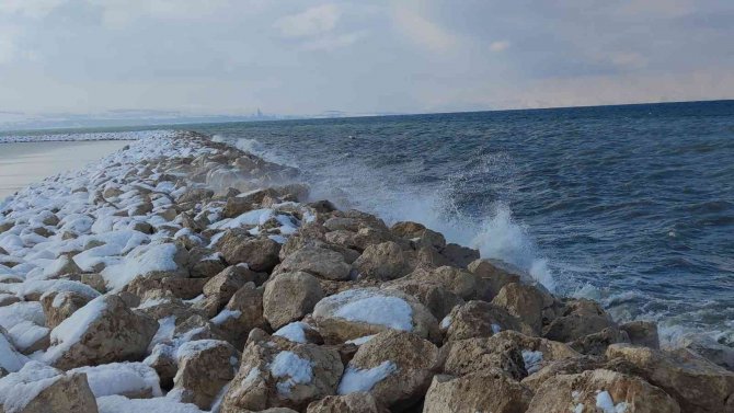 Van’da Fırtına Van Gölü’nü Coşturdu