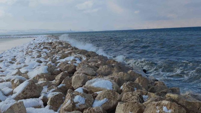 Van’da Fırtına Van Gölü’nü Coşturdu