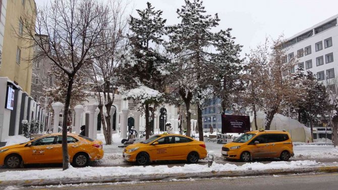 Van’da Kar Yağışı Sevindiriyor