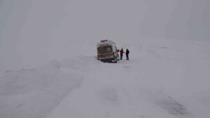 Hasta Almaya Giderken Kara Saplanan Ambulansın İmdadına İ̇pekyolu Belediyesi Yetişti