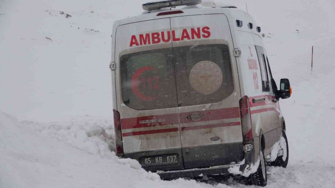 Hasta Almaya Giderken Kara Saplanan Ambulansın İmdadına İ̇pekyolu Belediyesi Yetişti