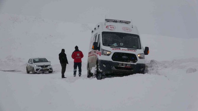 Hasta Almaya Giderken Kara Saplanan Ambulansın İmdadına İ̇pekyolu Belediyesi Yetişti