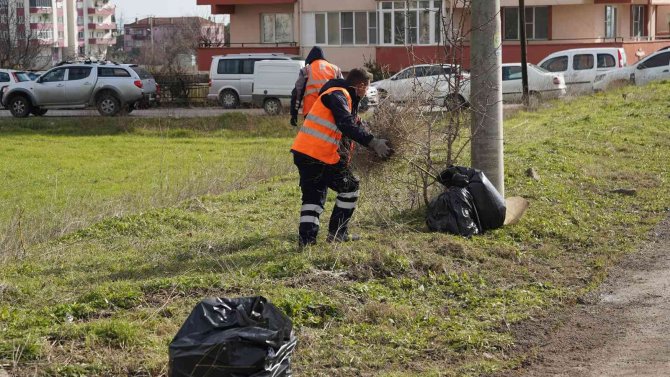 Karın Ardından Kum Ve Tuz Temizleniyor