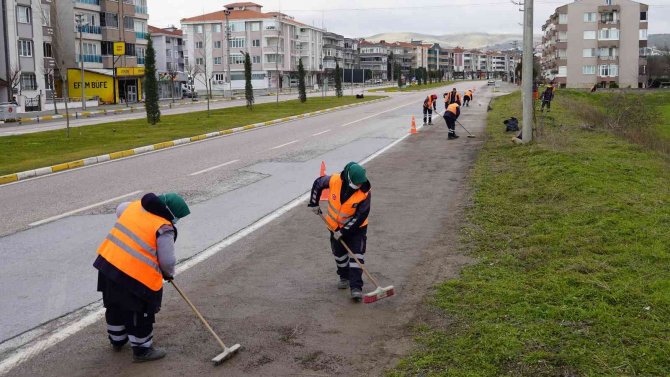 Karın Ardından Kum Ve Tuz Temizleniyor