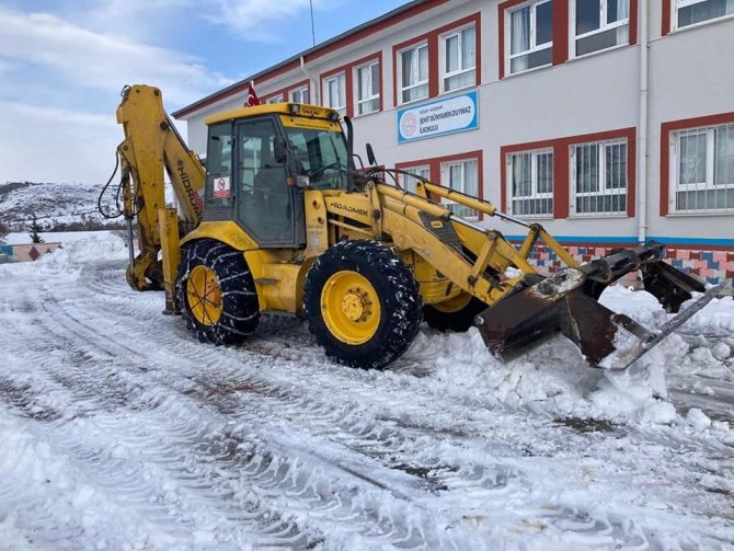 Okul Bahçelerinde Biriken Kar Temizlendi