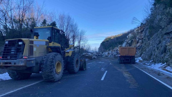 Heyelan Zonguldak-i̇stanbul Karayolunu Ulaşıma Kapattı
