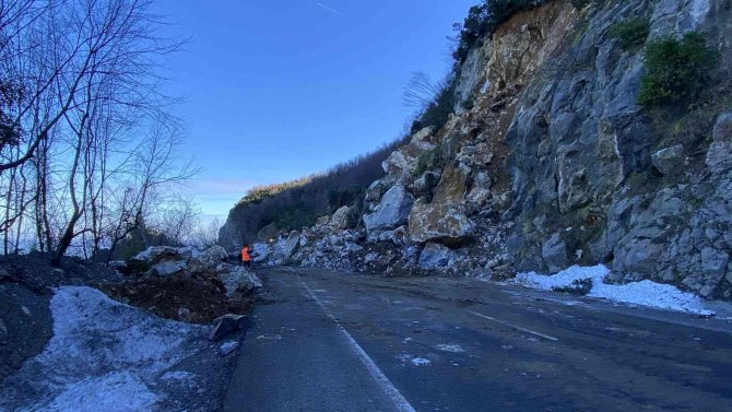 Heyelan Zonguldak-i̇stanbul Karayolunu Ulaşıma Kapattı