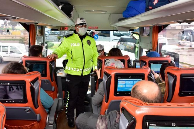 Adana Polisinden Kar Lastiği Mesaisi