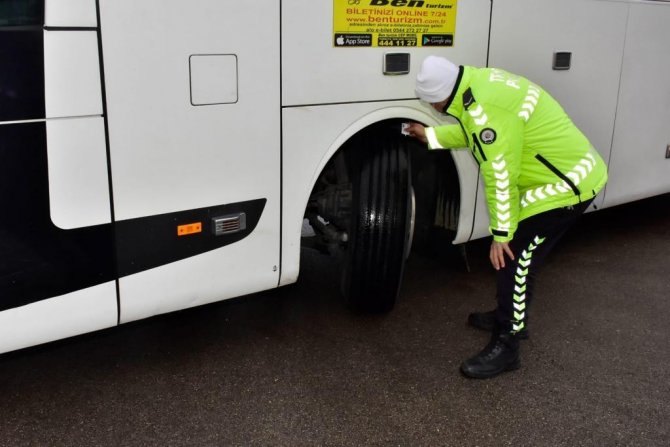Adana Polisinden Kar Lastiği Mesaisi