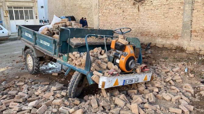 Deprem Enkazında Değil, Duvar Enkazı Altında Kaldı