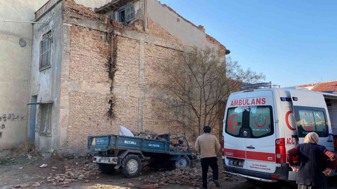 Deprem Enkazında Değil, Duvar Enkazı Altında Kaldı