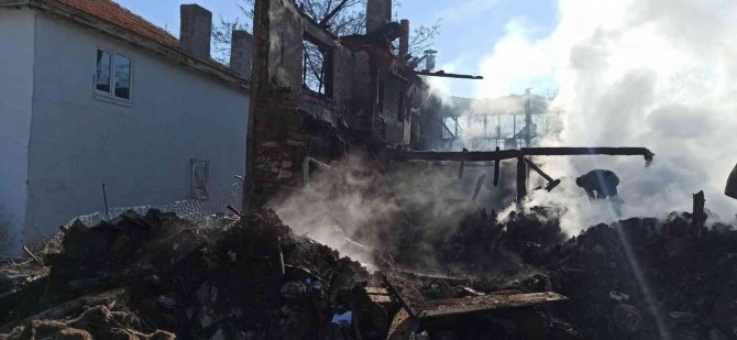 Ev Yangınında Öldüğü Düşünülen Kayıp Şahıs Aranıyor