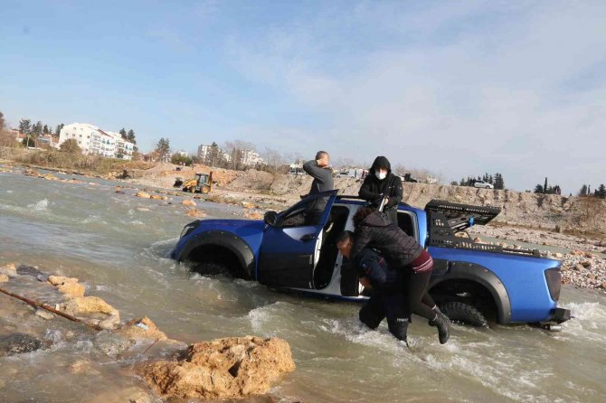 İ̇çinde 4 Kişinin Bulunduğu Arazi Aracı Akıntıya Kapıldı, Korku Dolu Anlar Yaşandı