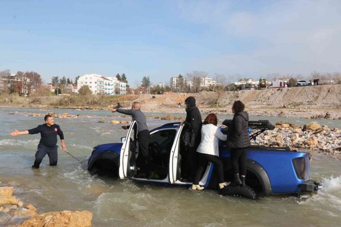 İ̇çinde 4 Kişinin Bulunduğu Arazi Aracı Akıntıya Kapıldı, Korku Dolu Anlar Yaşandı