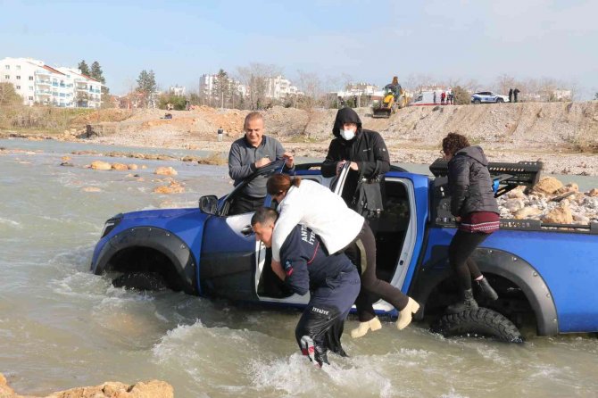 İ̇çinde 4 Kişinin Bulunduğu Arazi Aracı Akıntıya Kapıldı, Korku Dolu Anlar Yaşandı
