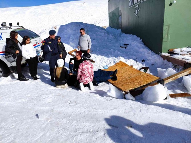 Saklıkent Kayak Merkezinde Sundurma Çöktü: 2 Yaralı