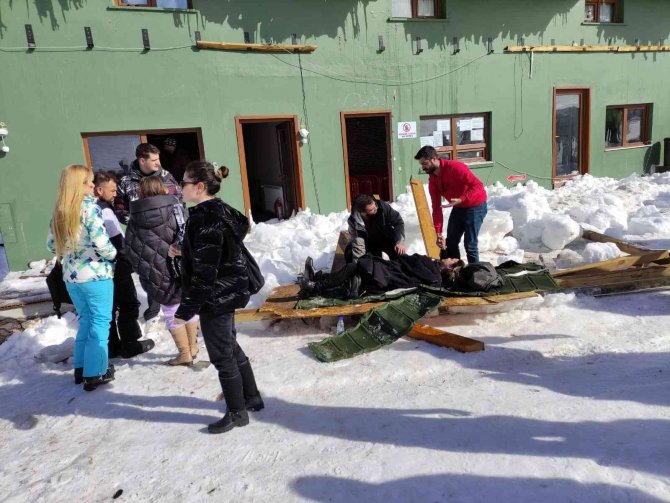 Saklıkent Kayak Merkezinde Sundurma Çöktü: 2 Yaralı