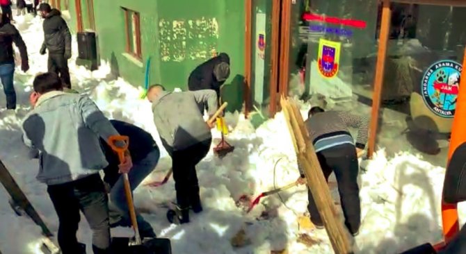 Saklıkent’teki Çatı Çöktü: 8 Yaralı