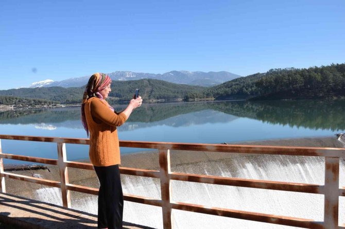 Antalya’da Kumluca Barajı Taştı, Yapay Şelale Oluştu