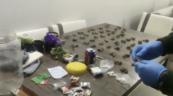 İ̇stanbul’da Torbacının Suçüstü Yakalandığı Anlar Kamerada: Kahve Poşetinde Satıldığı Ortaya Çıktı