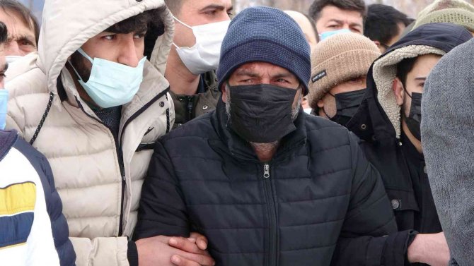 Evlerinde Yanarak Ölen İki Bebek Tek Tabutla Toprağa Verildi