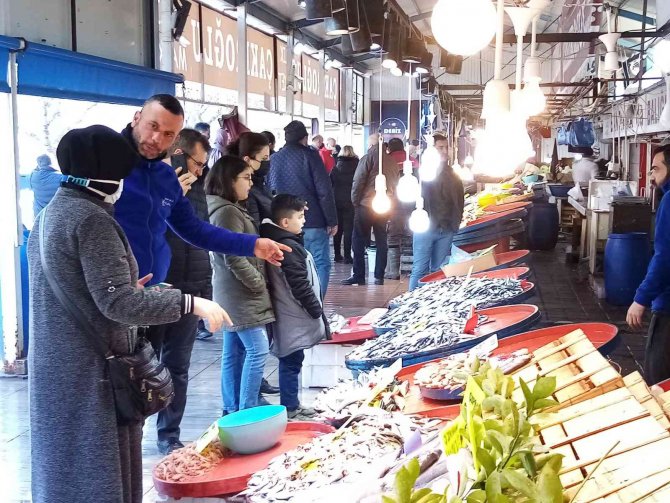 Bandırma Balık Halinde Hamsi Bolluğu Yaşanıyor