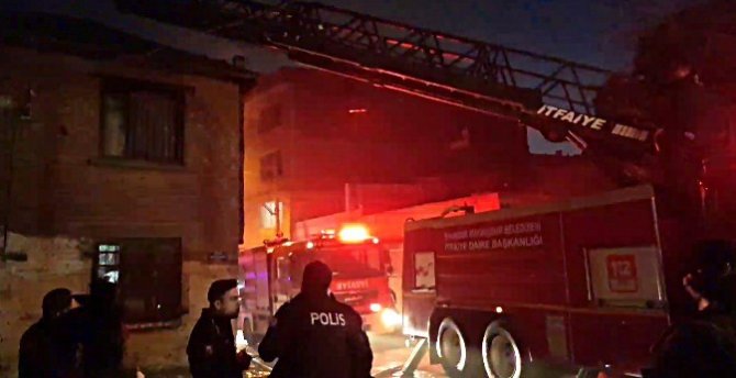 Yaşlı Çift Canlarını Yangında Zor Kurtardı