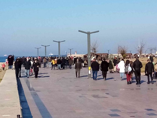 Bandırma’da Güneşli Havadada Vatandaş Sahile Akın Etti.