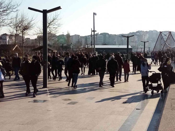 Bandırma’da Güneşli Havadada Vatandaş Sahile Akın Etti.