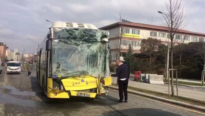 Başakşehir’de 2 İ̇ett Otobüsü Kafa Kafaya Çarpıştı: 6 Yaralı