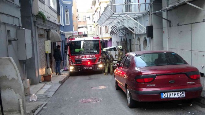 Beyoğlu’nda Metruk Binada Korkutan Yangın