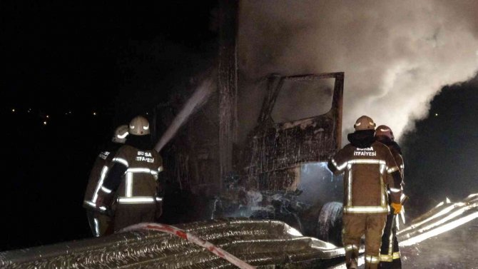 Bursa’da Feci Kaza: 2 Kişi Sıkıştıkları Kamyonda Yanarak Can Verdiler