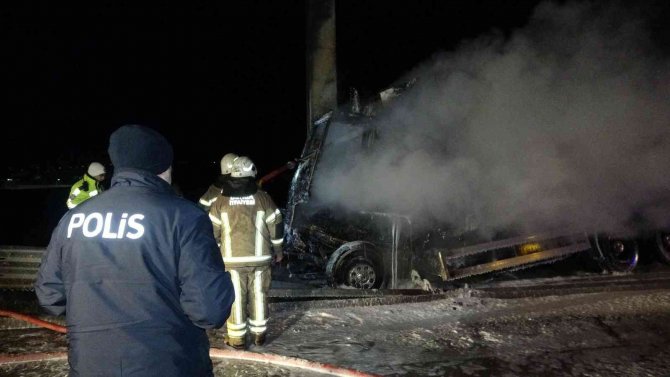 Bursa’da Feci Kaza: 2 Kişi Sıkıştıkları Kamyonda Yanarak Can Verdiler