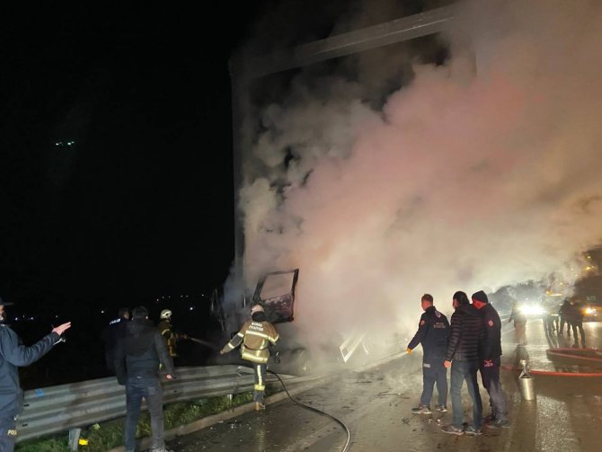 Bursa’da Feci Kaza: 2 Kişi Sıkıştıkları Kamyonda Yanarak Can Verdiler