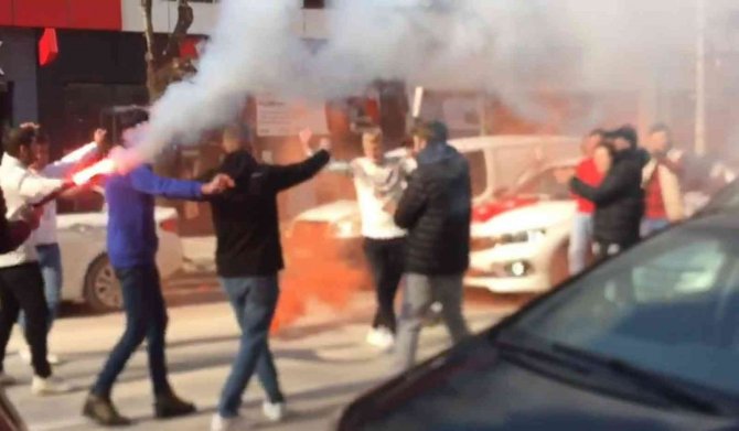 Bursa’da Yolu Kapatıp Çiftetelli Oynadılar