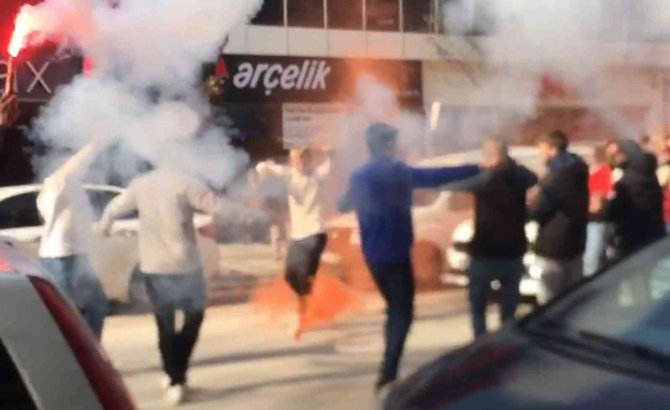 Bursa’da Yolu Kapatıp Çiftetelli Oynadılar